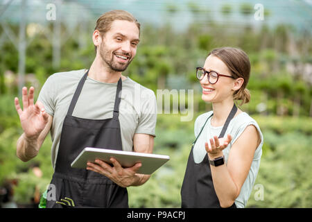 Arbeitnehmer mit Tablet im Gewächshaus Stockfoto