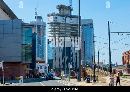 Die Achse und Deansgate Square Apartment Blocks (im Bau) mit der Bridgewater Hall im Vordergrund, von der unteren Mosley Street, Manchester, UK Stockfoto