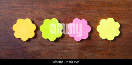 Schule Konzept. Klebrige bunten Noten in Blume mit Kopie Speicherplatz auf Holz- Hintergrund isoliert. Stockfoto