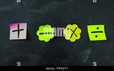 Schule Mathematik Konzept. Klebrige bunten Noten mit mathematischen Symbole auf Tafel Hintergrund isoliert. Stockfoto