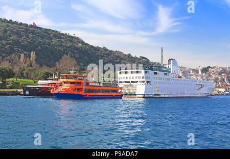Fähre und Sportboote im Bosporus, Istanbul, Türkei Stockfoto