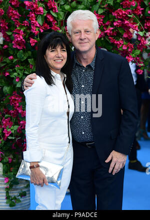 Emma Freud und Richard Curtis die Teilnahme an der Premiere von Mamma Mia! Hier gehen wir wieder in den Eventim Hammersmith Apollo, London Stockfoto