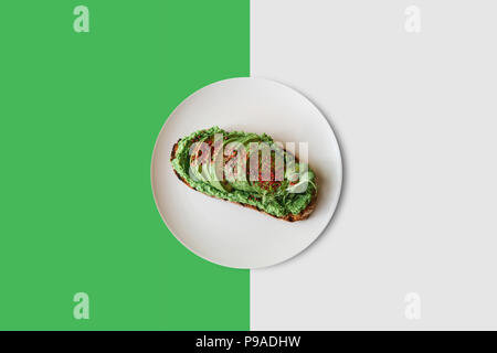 Sandwich mit Avocado. Leckere und gesunde Ernährung Lebensmittel. Ansicht von oben. Stockfoto