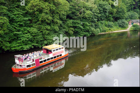 Fürstbischof Vergnügen Cruiser Boat Segeln auf dem Fluss in Durham England Verschleiß Stockfoto