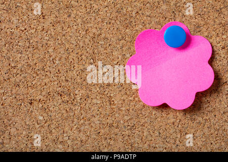 Geschäftskonzept. Rosa Haftnotiz mit blaue Stecknadel und leeren Raum, auf Kork Hintergrund isoliert. Stockfoto