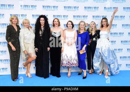 Christine Baranski, Judy Craymer, Cher, Jessica Keenan Wynn, Alexa Davies, Meryl Streep, Amanda Seyfried und Lily James die Teilnahme an der Premiere von Mamma Mia! Hier gehen wir wieder in den Eventim Hammersmith Apollo, London. Stockfoto