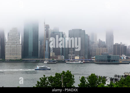 New York, New York/USA, 01.12.2018: Manhattan Skyline an einem nebligen Nachmittag Stockfoto