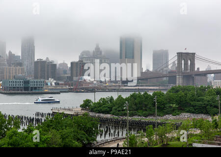 New York, New York/USA, 01.12.2018: Manhattan Skyline an einem nebligen Nachmittag Stockfoto