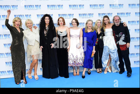 Christine Baranski, Judy Craymer, Cher, Jessica Keenan Wynn, Alexa Davies, Meryl Streep, Amanda Seyfried, Lily James und Benny Andersson die Teilnahme an der Premiere von Mamma Mia! Hier gehen wir wieder in den Eventim Hammersmith Apollo, London. Stockfoto