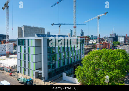 Die James Chadwick Gebäude mit der Manchester University Engineering Campus Gebäude im Bau hinter, Manchester, England, UK. Stockfoto