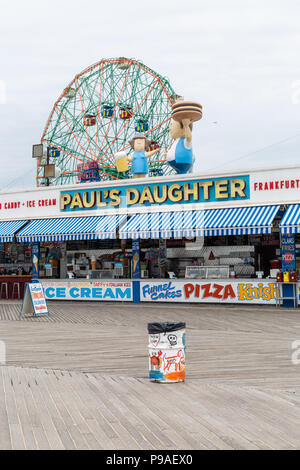 Brooklyn, NY/USA, 01.12.2018: Berühmte Restaurant auf broadwalk in Coney Island. Stockfoto