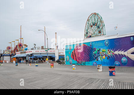 Brooklyn, NY/USA, 01.12.2018: Berühmte Restaurant auf broadwalk in Coney Island. Stockfoto