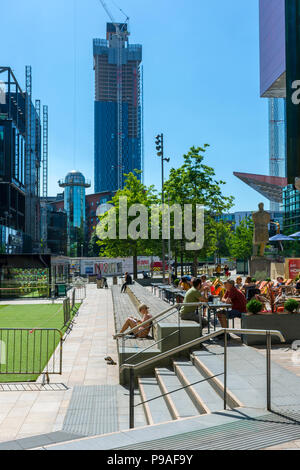 Eine der Deansgate Square Apartment Blocks, von Tony Wilson Square, erste Straße. Manchester, England, Großbritannien Stockfoto