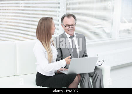 Senior Geschäftsmann und mit einem Laptop in der Lobby des Office Assistant. Stockfoto