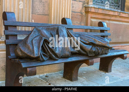 Obdachlose, Jesus, eine Skulptur, die von Timothy Schmalz, St. Anne's Square, Manchester, England, Großbritannien Stockfoto