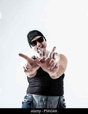 Rapper Kopfhörer und dunkle Gläser führt eine Rap Song Stockfoto