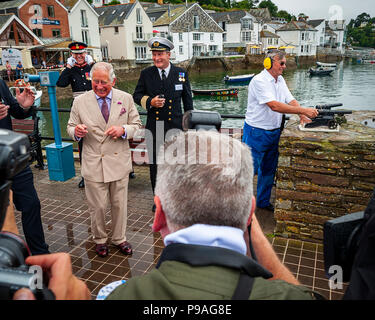 Editorial: Mitglieder der Öffentlichkeit und britischen Roayalty. Seine königliche Hoheit Prinz Charles & Camilla, Herzogin von Cambridge, Fowey, Cornwall, 16.07.2018. TRH sind Grüße Stockfoto