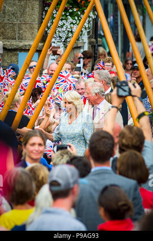 Editorial: Mitglieder der Öffentlichkeit und britischen Roayalty. Seine königliche Hoheit Prinz Charles & Camilla, Herzogin von Cambridge, Fowey, Cornwall, 16.07.2018. TRH sind Grüße Stockfoto