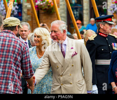 Editorial: Mitglieder der Öffentlichkeit und britischen Roayalty. Seine königliche Hoheit Prinz Charles & Camilla, Herzogin von Cambridge, Fowey, Cornwall, 16.07.2018. TRH sind Grüße Stockfoto