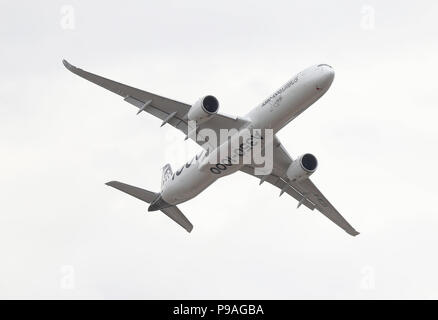 Ein Airbus A350-1000 gibt eine Anzeige während der Eröffnungstag der Internationalen Luftfahrtausstellung in Farnborough, Hampshire. Stockfoto