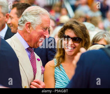 Editorial: Mitglieder der Öffentlichkeit und britischen Roayalty. Seine königliche Hoheit Prinz Charles & Camilla, Herzogin von Cambridge, Fowey, Cornwall, 16.07.2018. TRH sind Grüße Stockfoto