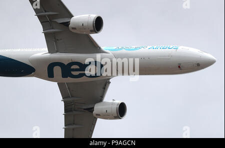 Ein Airbus A 330-900 Neo bietet ein Display während der Eröffnung Tag der Farnborough International Airshow in Hampshire. Stockfoto