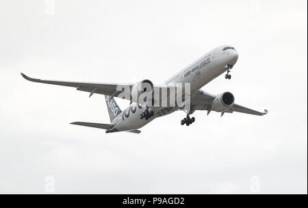 Ein Airbus A350-1000 gibt eine Anzeige während der Eröffnungstag der Internationalen Luftfahrtausstellung in Farnborough, Hampshire. Stockfoto