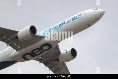 Ein Airbus A 330-900 Neo bietet ein Display während der Eröffnung Tag der Farnborough International Airshow in Hampshire. Stockfoto