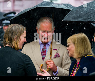 Editorial: Mitglieder der Öffentlichkeit und britischen Roayalty. Seine königliche Hoheit Prinz Charles & Camilla, Herzogin von Cambridge, Fowey, Cornwall, 16.07.2018. TRH sind Grüße Stockfoto