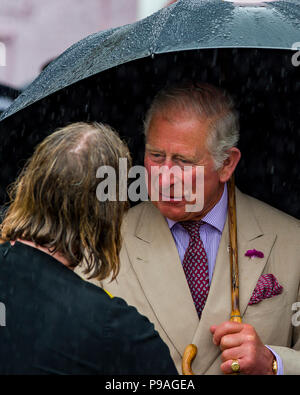 Editorial: Mitglieder der Öffentlichkeit und britischen Roayalty. Seine königliche Hoheit Prinz Charles & Camilla, Herzogin von Cambridge, Fowey, Cornwall, 16.07.2018. TRH sind Grüße Stockfoto