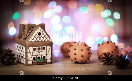 Lebkuchenhaus und Orangen auf dem Weihnachtsmarkt Tabelle Stockfoto