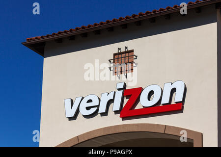 VALENCIA, CA/USA - November 11, 2015: Verizon Wireless Store. Verizon Wireless ist eine hundertprozentige Tochtergesellschaft von Verizon Communications, Inc. Stockfoto