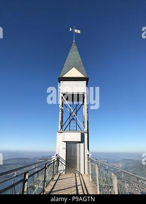 Hammetschwand Lift mit blauem Himmel Europas höchster freistehender Aufzug in der Nähe von Luzern Schweiz iconic Anzeigen Stockfoto