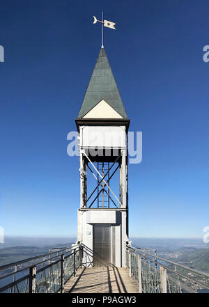 Hammetschwand Lift mit blauem Himmel Europas höchster freistehender Aufzug in der Nähe von Luzern Schweiz iconic Anzeigen Stockfoto