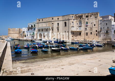 Traditionelle Fischerboote im Hafen von Monopoli, Apulien, Provinz Bari, Italien Stockfoto