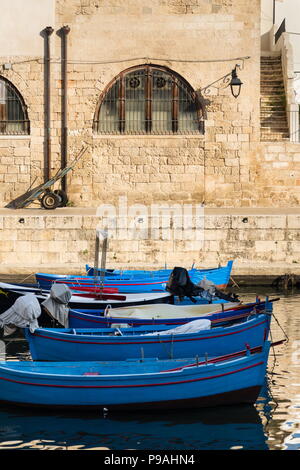 Traditionelle Fischerboote im Hafen von Monopoli, Apulien, Provinz Bari, Italien Stockfoto