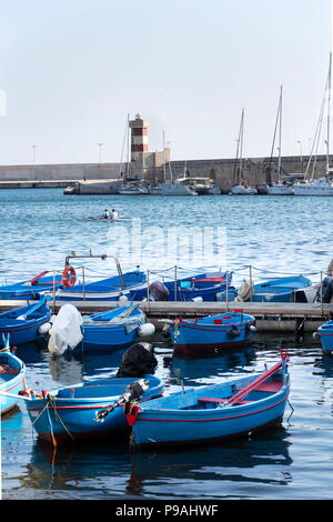 Traditionelle Fischerboote im Hafen von Monopoli, Apulien, Provinz Bari, Italien Stockfoto