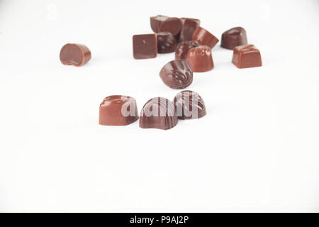 Bis zu schließen. Schokolade Süßigkeiten. auf weißem isoliert. Foto mit Kopie Raum Stockfoto