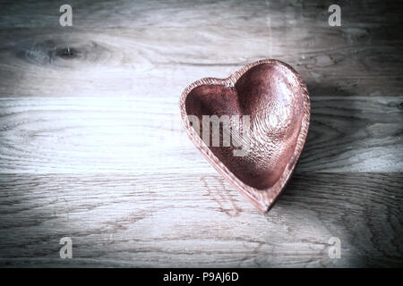 Holz- Salat Schüssel in der Form des Herzens Stockfoto