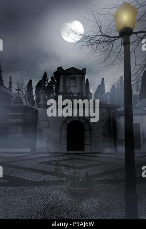 Der alte Friedhof in einer nebligen Vollmondnacht Stockfoto