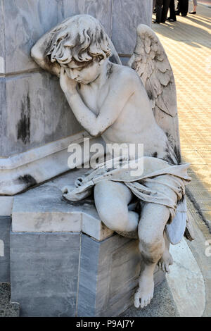 Junge Engel ruhend durch eine Gruft, in La Recoleta Friedhof in Buenos Aires, Argentinien. Stockfoto