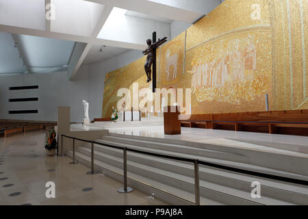 Fatima, Portugal - 23. Juli 2014: Altar der neuen Kirche Santissima Trindade Stockfoto