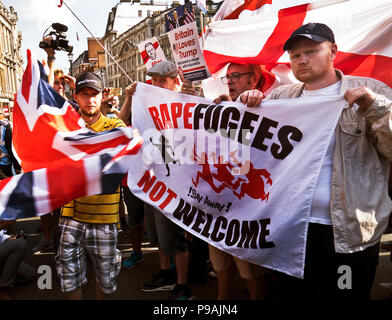 Die rechtsextreme "Fußball-Jungs Alliance' Pro-Trump und Tommy Robinson hielt einen Protest mit Tausenden von Anhängern in Central London vom 14. Juli 2018 Stockfoto