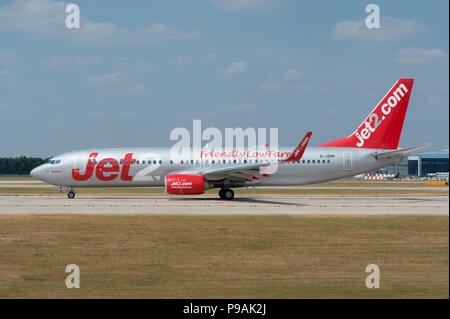 Ein Jet2 Boeing 737-85 P sitzt auf der Start- und Landebahn am Flughafen Manchester, die sich anschickt, zum take-off. Stockfoto