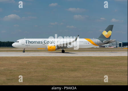 Thomas Cook Airbus A 321-211 sitzt auf der Start- und Landebahn am Flughafen Manchester, die sich anschickt, zum take-off. Stockfoto