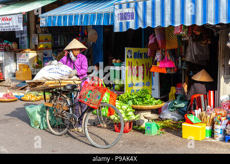 NHA TRANG, VIETNAM - Dezember 18: Vietnamesische Frauen in der traditionellen konischen hat bei der Wet Market am 18. Dezember in Nha Trang, Vietnam 2015. Stockfoto