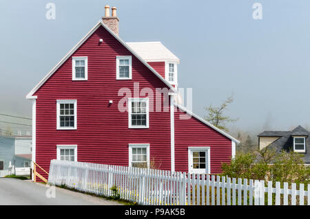 Eine rote weatherboarded Haus im Nebel am Trinity, Neufundland Stockfoto