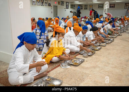 Ein traditionelles Essen am Langar in der Sikh Kulturellen Gesellschaft in Richmond Hill, Queens, New York City serviert. Stockfoto