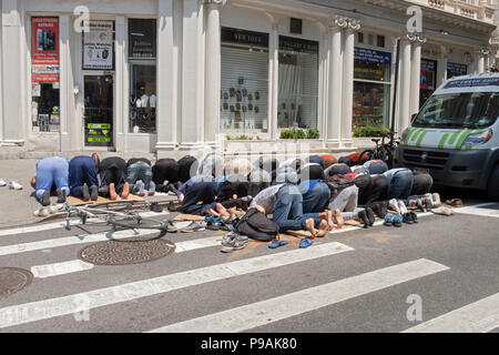 Eine Gruppe von muslimischen Männern an ihren regelmäßigen Freitag nachmittag Gebet am Broadway und West 29. Straße in Manhattan, New York City Stockfoto