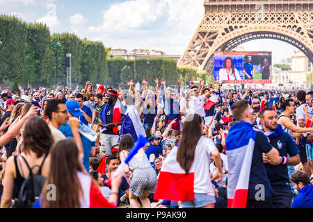 Paris, Frankreich. Am 15. Juli 2018. Große Menschenmengen in Paris, Frankreich die Weltmeisterschaft gewinnen. Paris, Frankreich. Credit: Samantha Ohlsen/Alamy Live Ne Stockfoto
